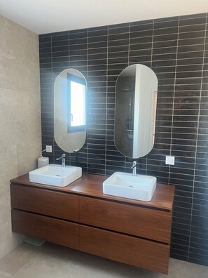Shower, hair dryer, towels, toilet paper - Bright Villa Heated Pool Near Biarritz (Arcangues)