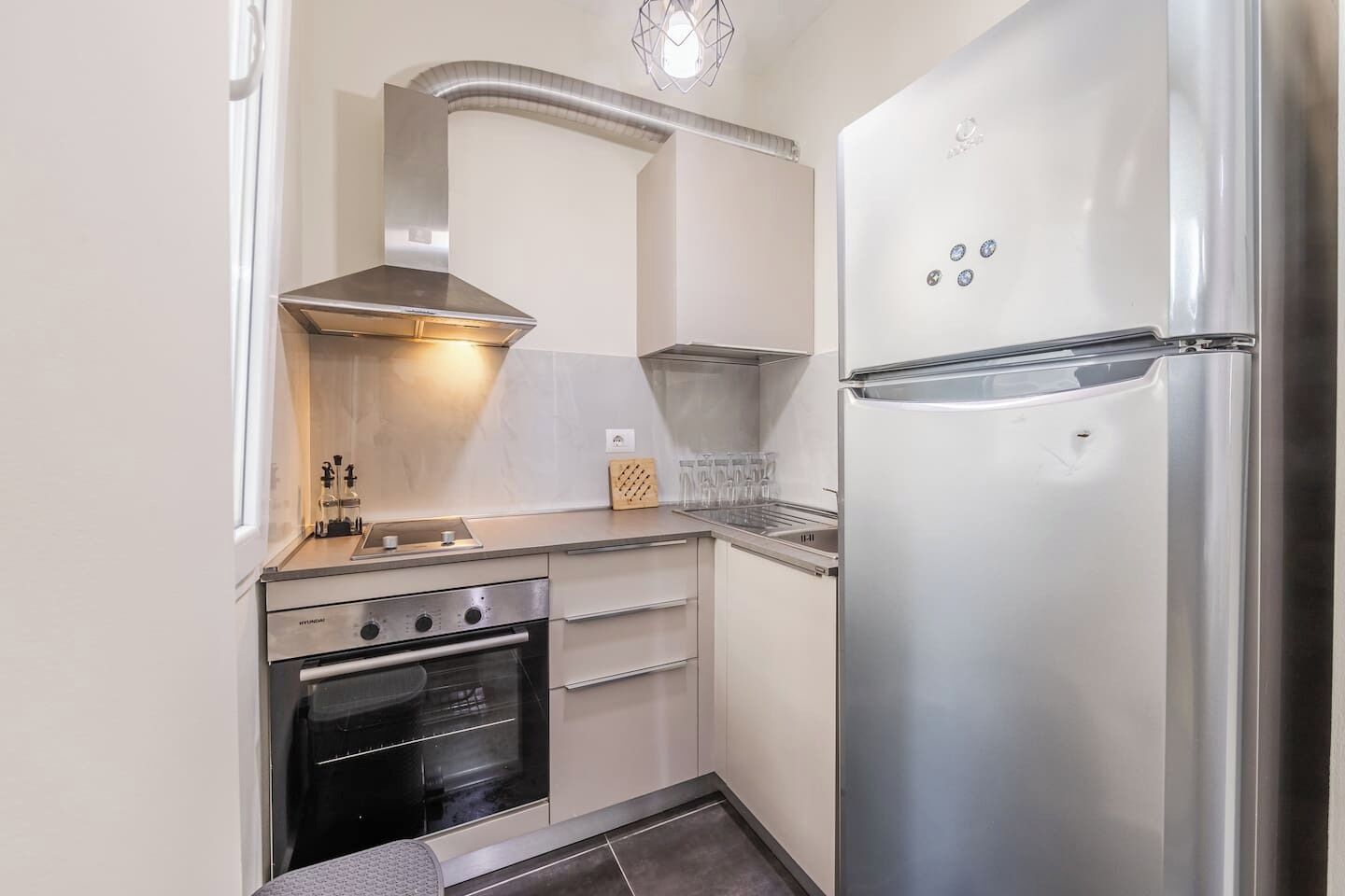 Kühlschrank, Ofen, Herdplatte, Kochgeschirr/Geschirr/Besteck