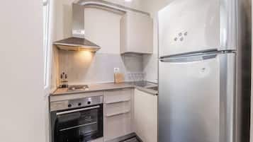 Fridge, oven, stovetop, cookware/dishes/utensils