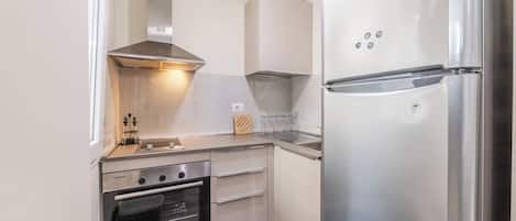 Kjøleskap, ovn, kokeplater og kjøkkenutstyr