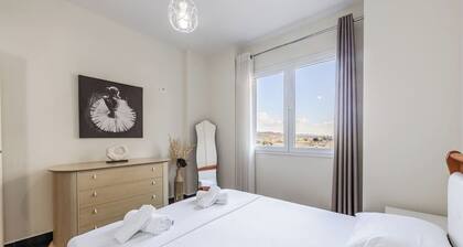 The Seabreeze Apartment by PikHost