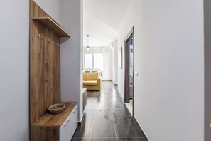 Interior - The Seabreeze Apartment (Plazhi San Pietro)