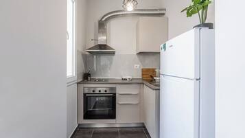 Fridge, oven, stovetop, coffee/tea maker