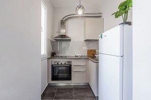 Fridge, oven, stovetop, coffee/tea maker - The Seabreeze Apartment (Plazhi San Pietro)