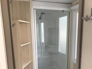 House | Bathroom - Cordelia Lodge With Garden & Picnic Area (Ravels)