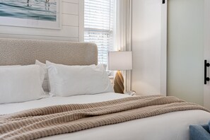 3 habitaciones, escritorio y tabla de planchar con plancha 