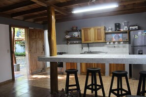Fridge, oven, coffee/tea maker, electric kettle - Caribbean Breezes (Limón)