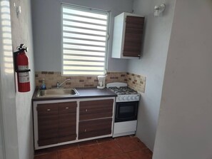 Réfrigérateur, micro-ondes, plaque de cuisson, cafetière/bouilloire