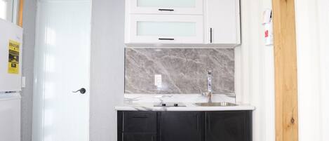 Réfrigérateur, four à micro-ondes, cafetière-théière