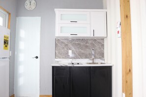 Een koelkast, een microgolfoven, een koffiezetapparaat/waterkoker