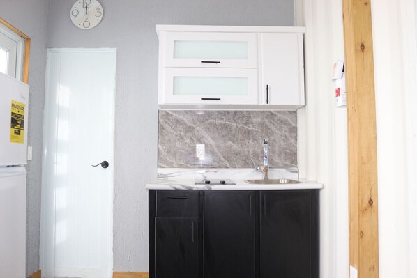 Køleskab, mikrobølgeovn, kaffe-/temaskine