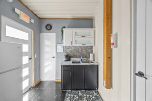 Fridge, microwave, coffee/tea maker, cookware/dishes/utensils - Comfortable 1BR Beachside Apartment – Sleeps 4 (Vega Baja)