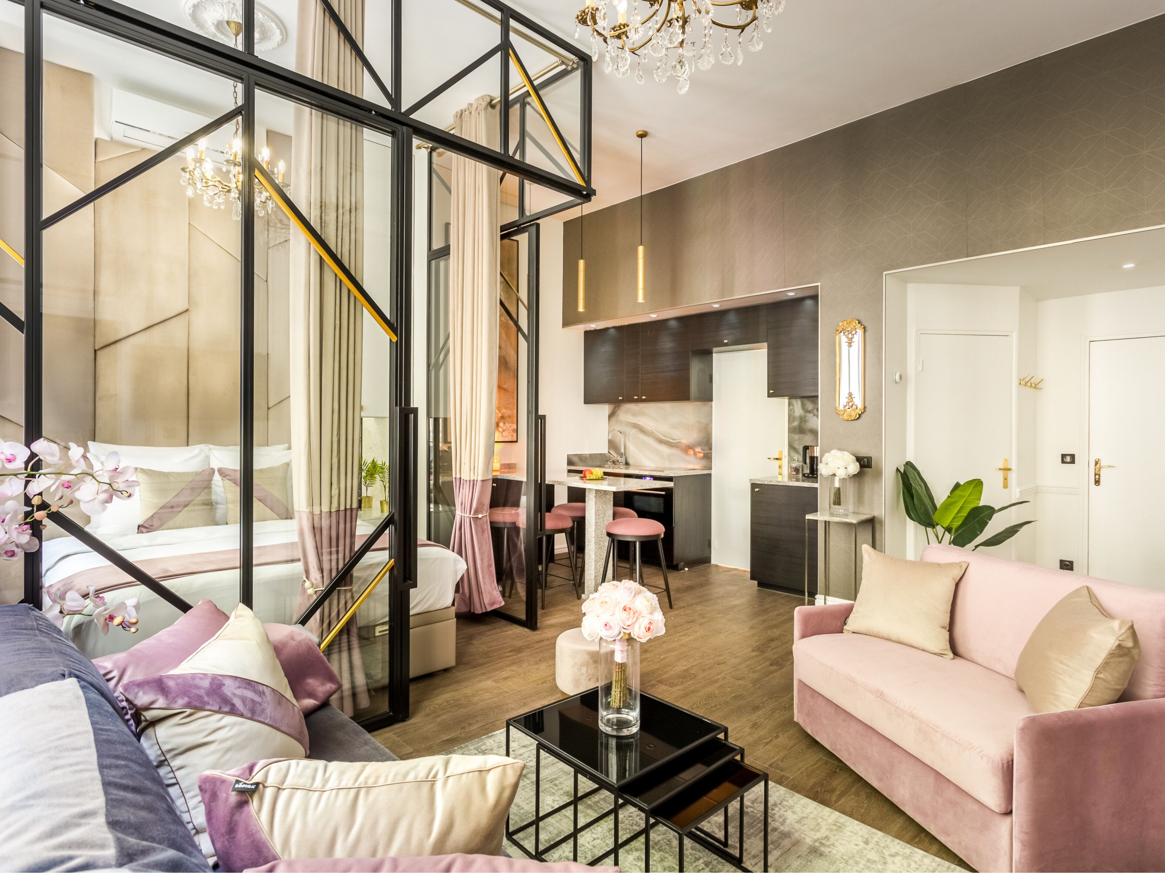 Ein modernes Wohnzimmer mit einer Couch, einem Couchtisch und einem Essbereich mit Stühlen.