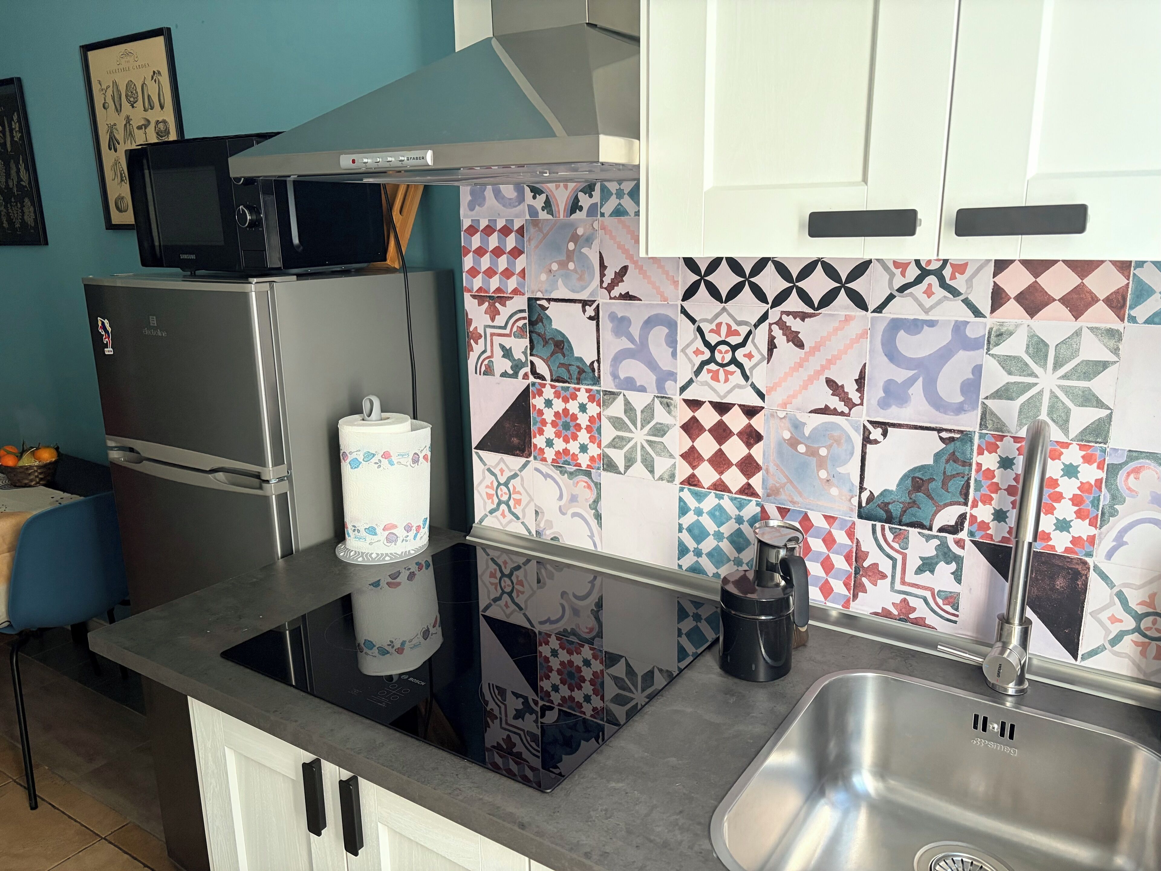 Réfrigérateur, micro-ondes, plaque de cuisson, cafetière/bouilloire