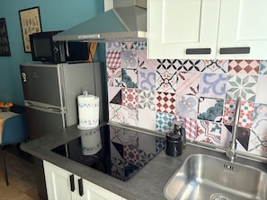 ثلاجة، ميكروويف، موقد طهي مسطح، ماكينة لصنع القهوة/الشاي