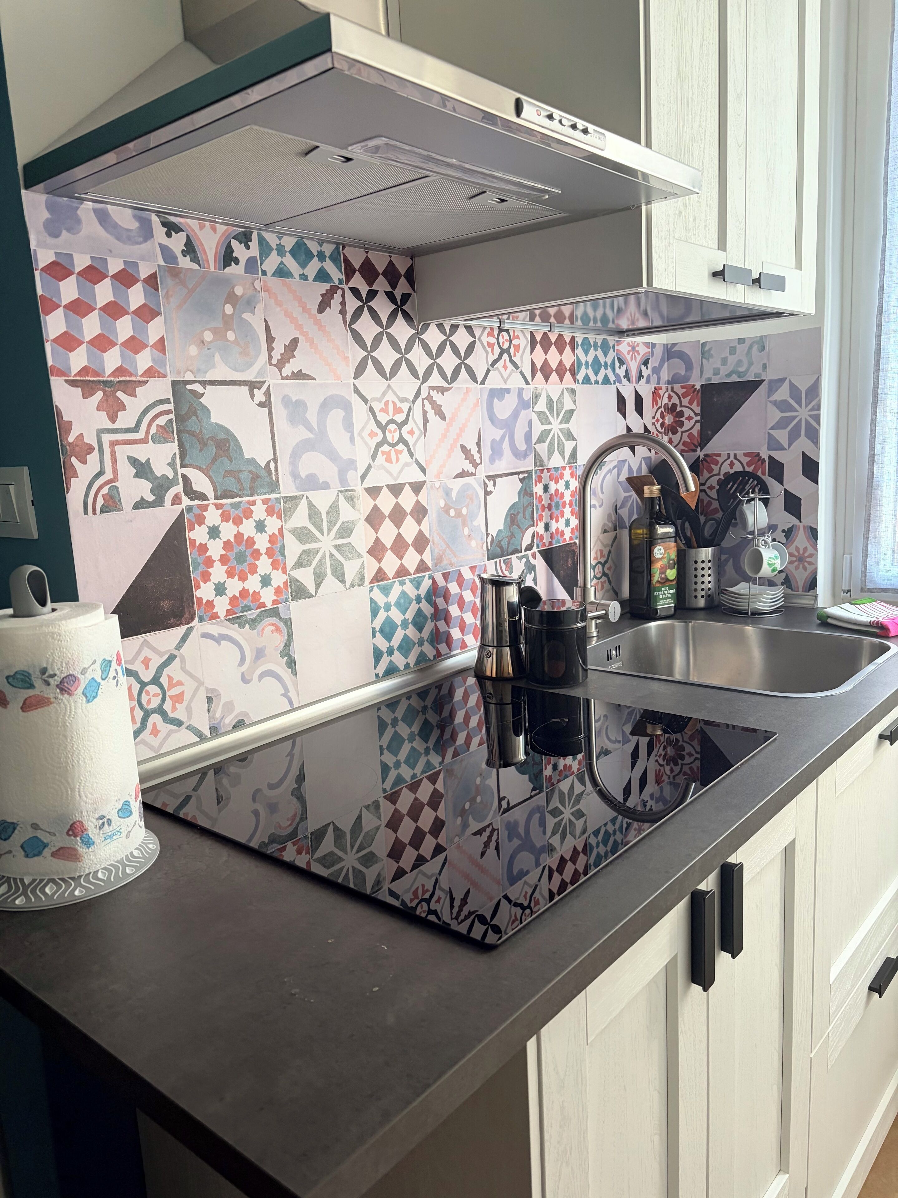 Frigorifero, microonde, piano cottura, macchina per tè/caffè