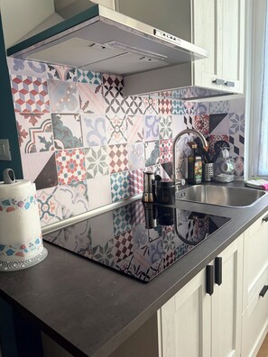 Frigorifero, microonde, piano cottura, macchina per tè/caffè