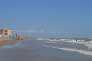 Sun-loungers - House on the beach with an umbrella and 2 sunbeds , large balcony with sea view, (Lido Adriano)