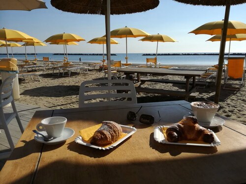Wohnung mit Meerblick und ein großer Balkon, Sonnenschirm und 2 Liegen am Strand