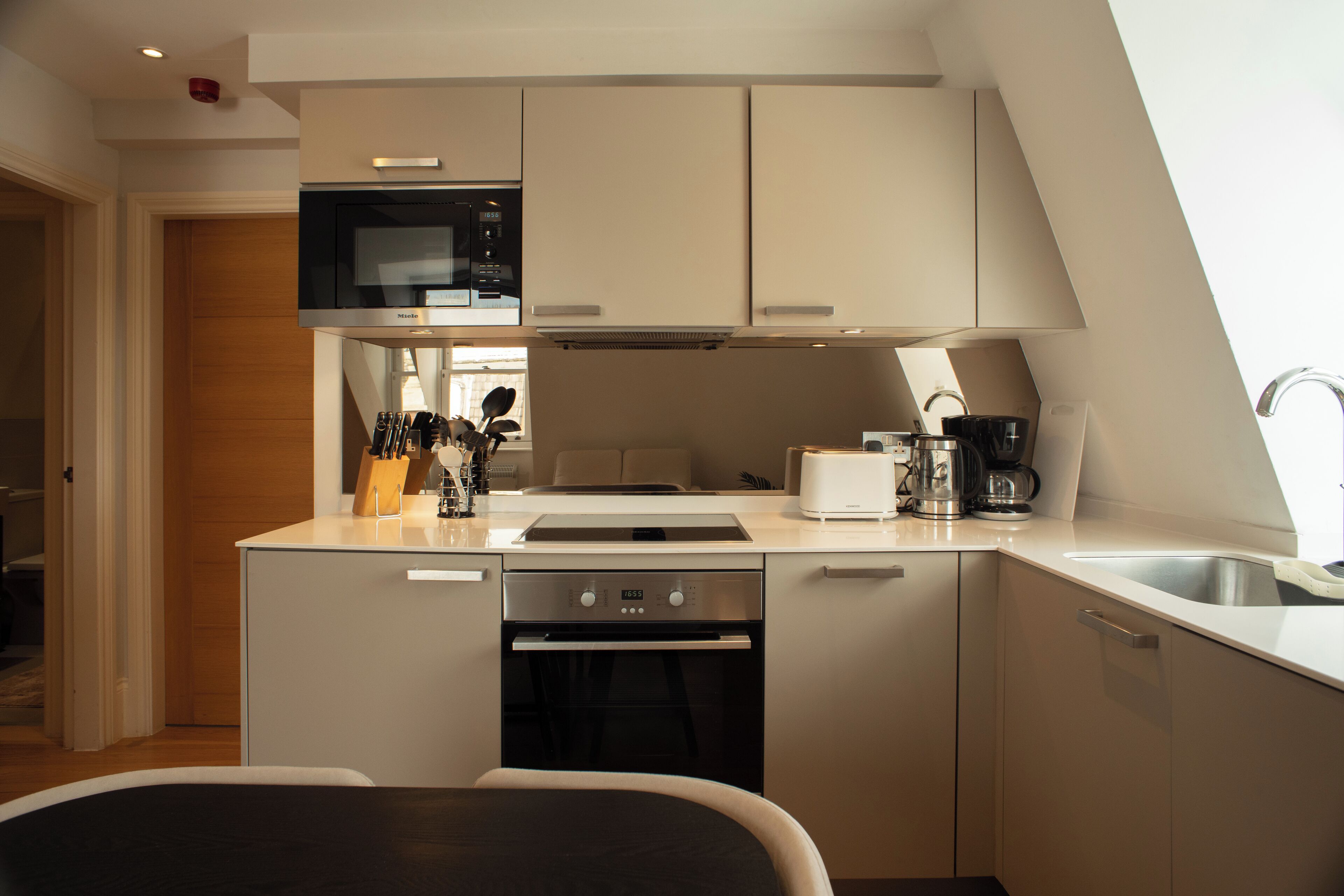 Køleskab, mikrobølgeovn, ovn, kogeplade