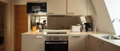 Køleskab, mikrobølgeovn, ovn, kogeplade