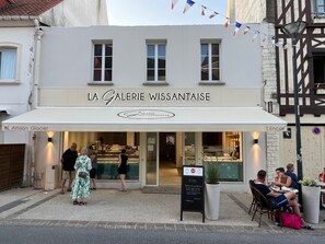 Outdoor dining - Beautiful family home with sea view and large garden for 8-10 people (Wissant)