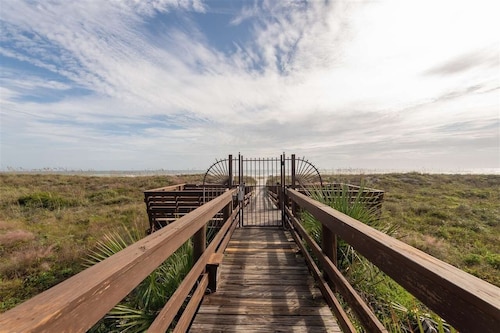 Oceanfront St Augustine Beach Resort 2 bedroom Oceanview condo 2 pools, hot tubs