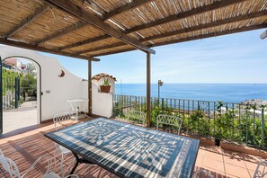 Outdoor dining - Spacious 5-bedroom in Positano center, on 2 floor,2 terraces overlooking the sea (Positano)