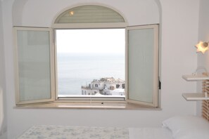 5 bedrooms, in-room safe, iron/ironing board, free WiFi - Spacious 5-bedroom in Positano center, on 2 floor,2 terraces overlooking the sea (Positano)