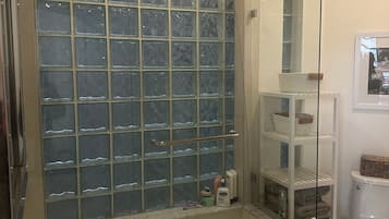 Baignoire à remous, séchoir à cheveux, serviettes fournies, savon