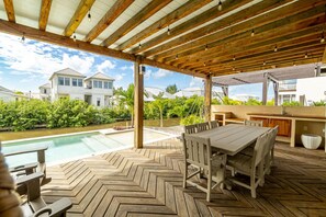 Outdoor dining - Bougainvillea House & Pool Club at Mahogany Bay (San Pedro)