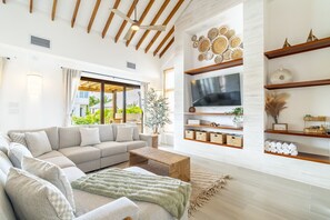 TV - Bougainvillea House & Pool Club at Mahogany Bay (San Pedro)