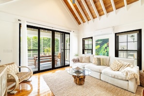 TV - Coral Reef Villa & Pool Club at Mahogany Bay (San Pedro)