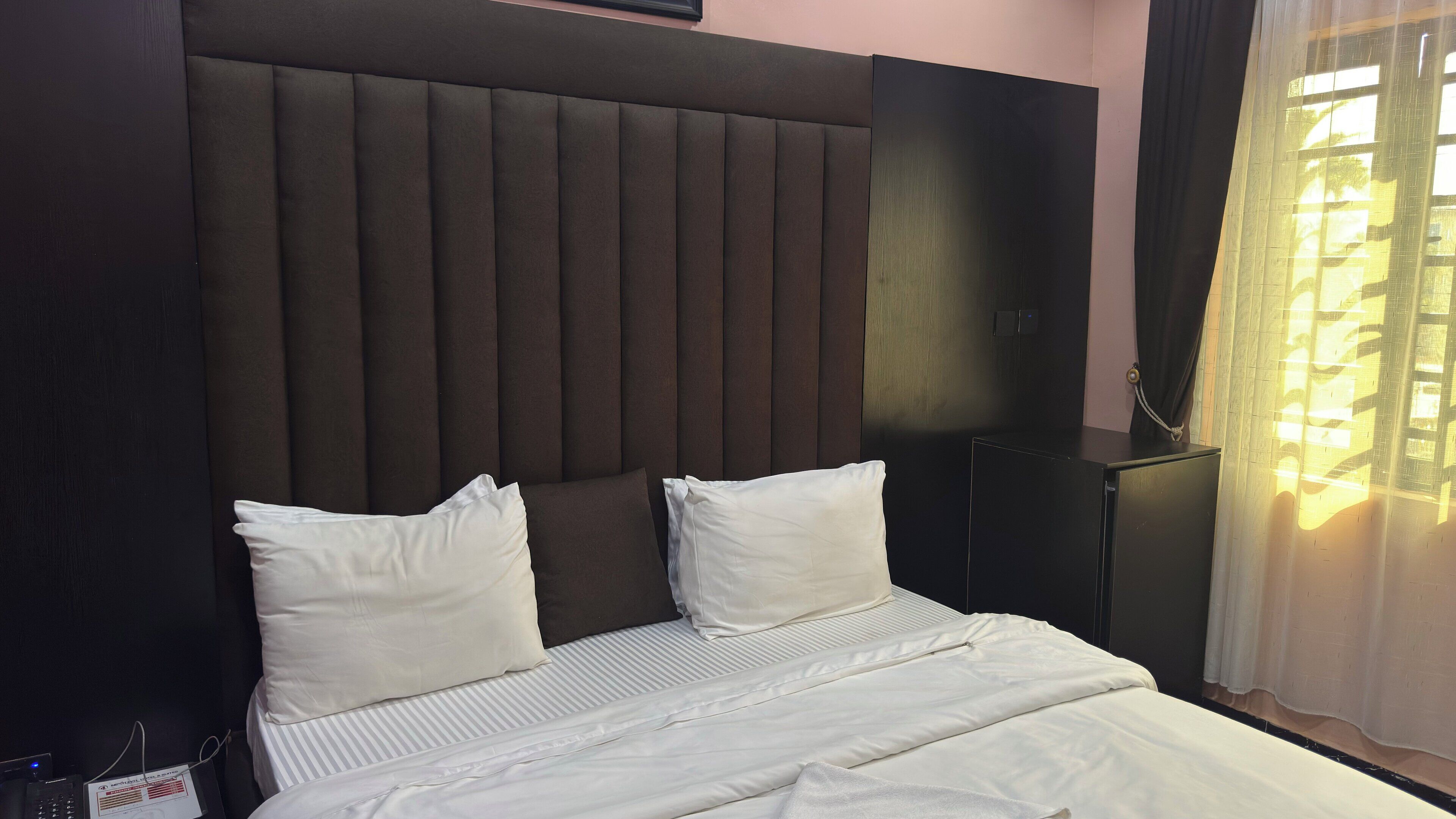 مكتب ومساحة عمل للكمبيوتر المحمول وواي فاي مجانًا