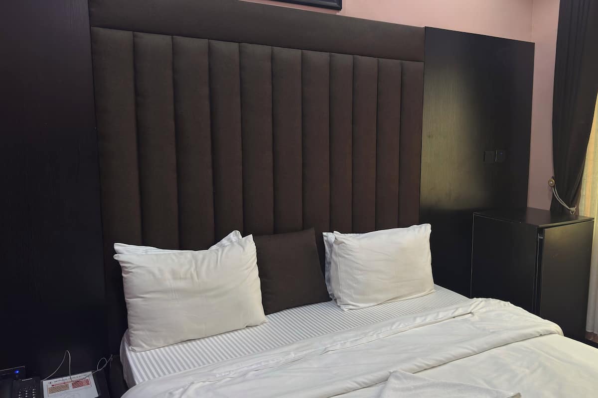 Quarto luxo | Escrivaninha, espaço de trabalho para notebook, Wi-Fi de cortesia