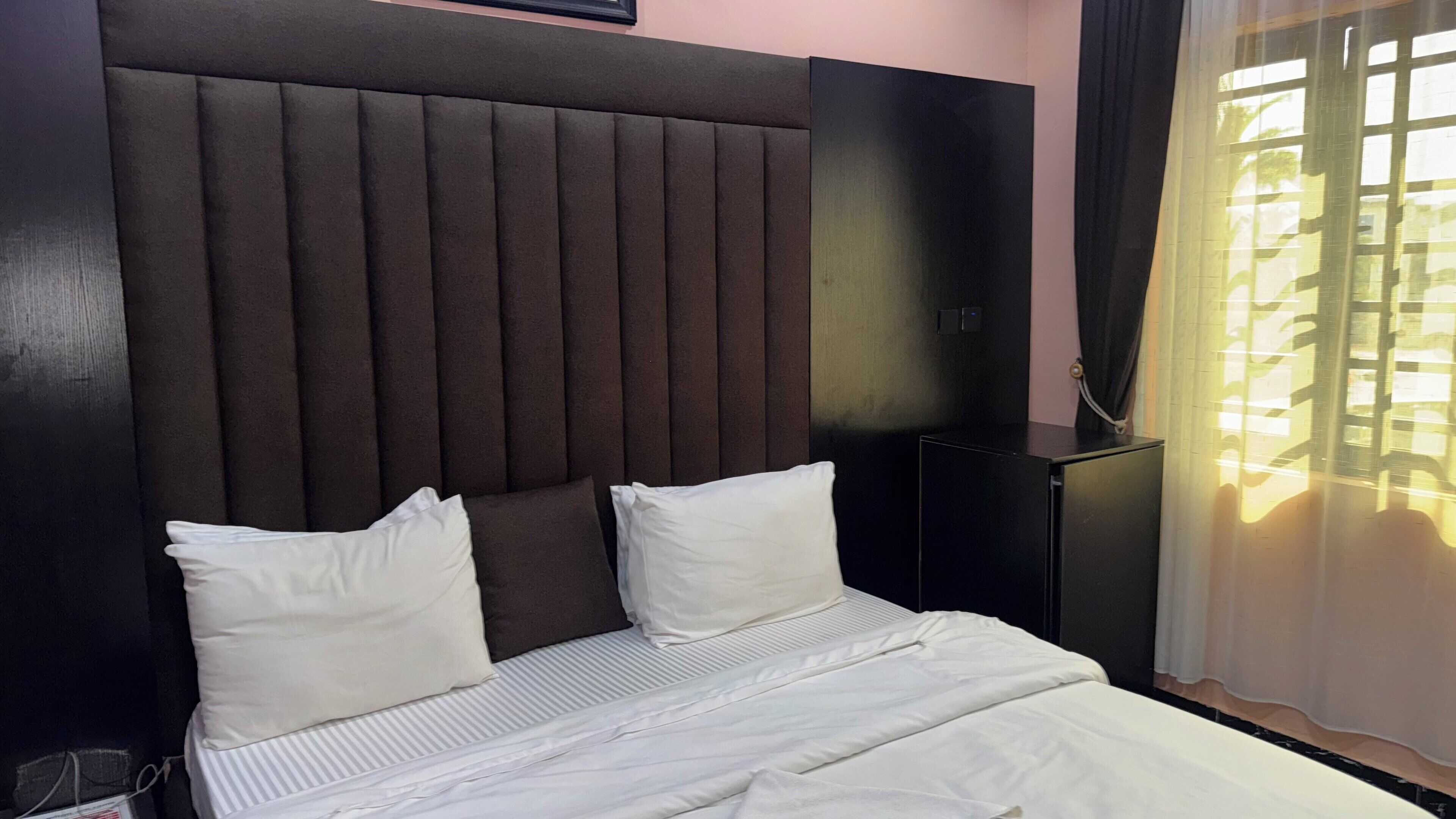 Escritorio, espacio para trabajar con un portátil, wifi gratis