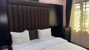 Escritorio, espacio para trabajar con un portátil, wifi gratis