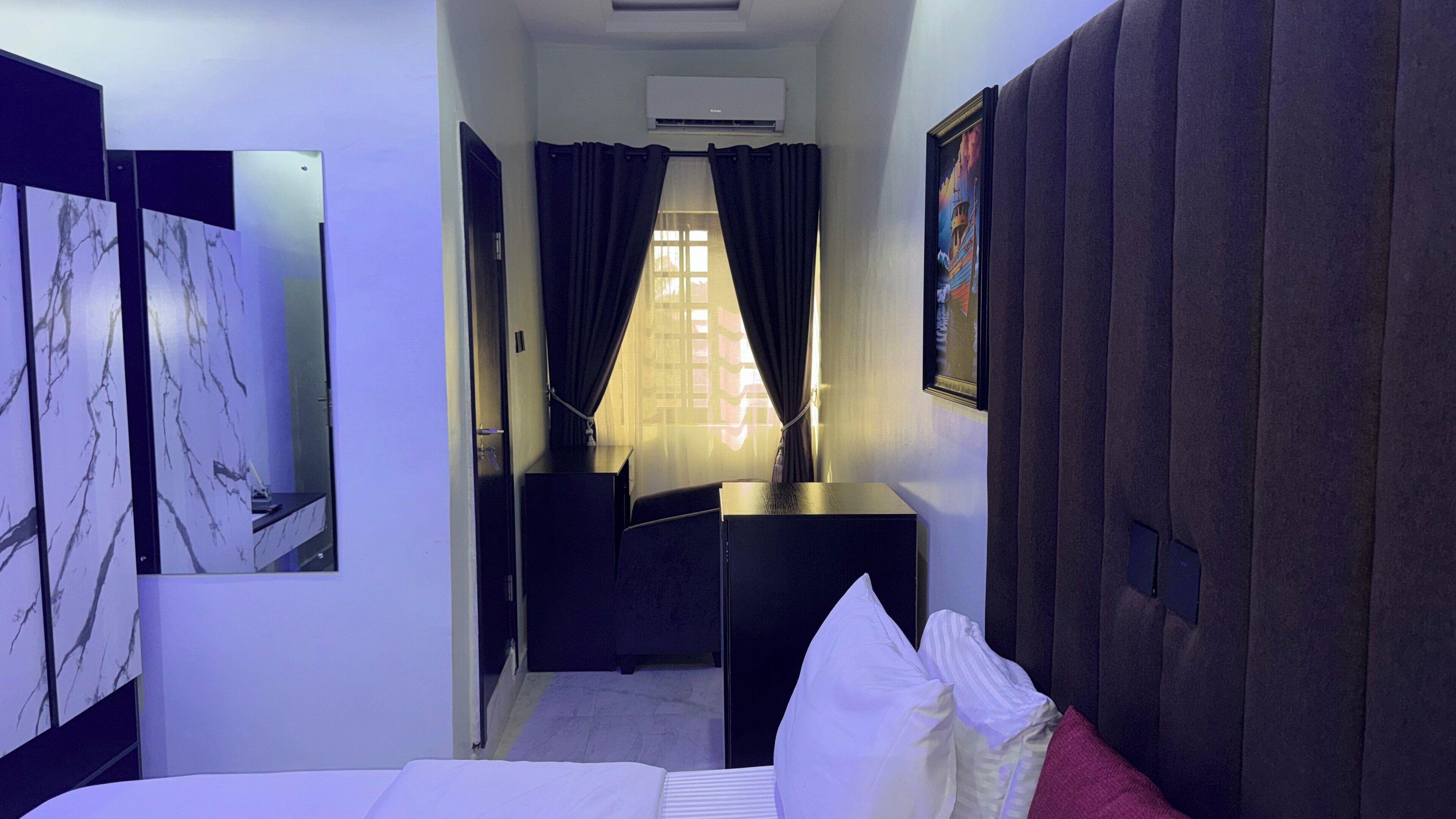 مكتب ومساحة عمل للكمبيوتر المحمول وواي فاي مجانًا