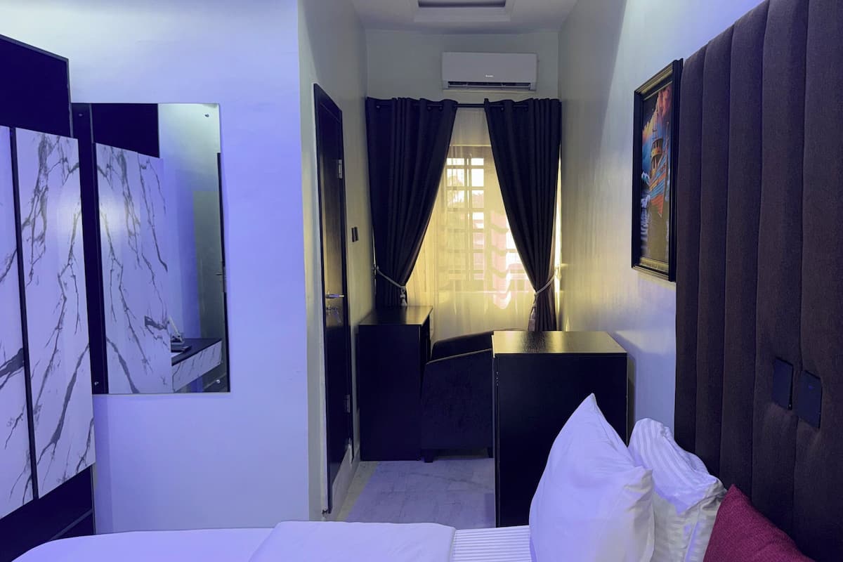 Elite Room | Desk, laptop workspace, free WiFi