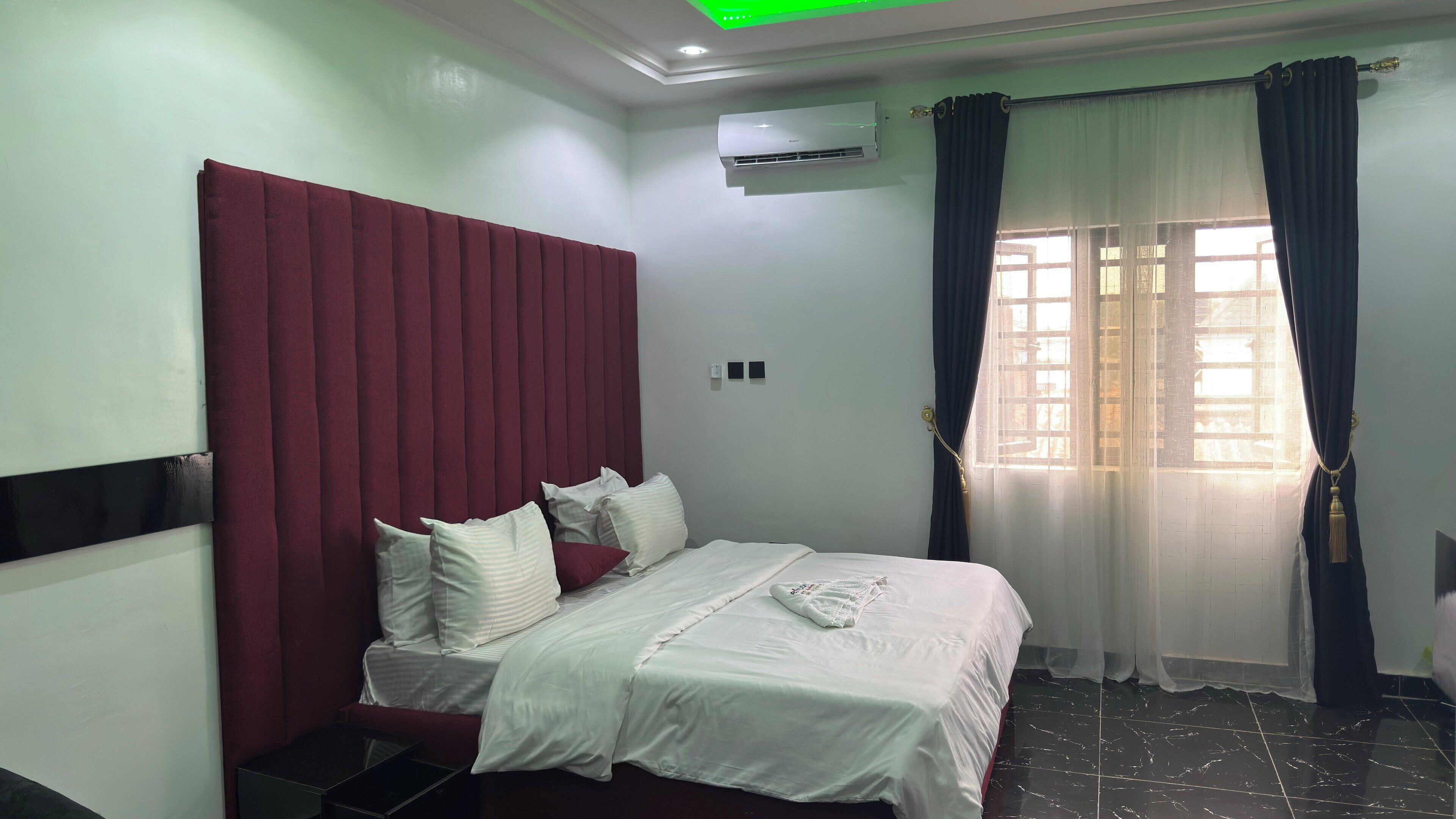 مكتب ومساحة عمل للكمبيوتر المحمول وواي فاي مجانًا