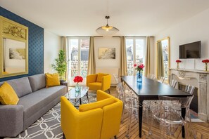 Apartment | Wohnbereich | 32-Zoll-Smart-TV mit Kabelempfang, Netflix, Streaming-Dienste
