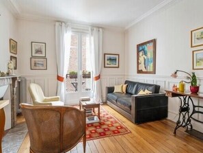 TV, books - Bright apt with balcony in the heart of Paris (Paris)
