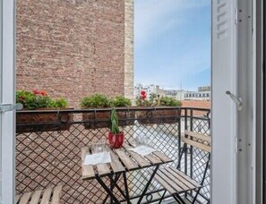 Outdoor dining - Bright apt with balcony in the heart of Paris (Paris)
