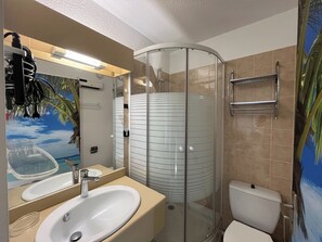 Shower, hair dryer, towels - The Little Arbanais : Ideal studio near the sea (Hyères)