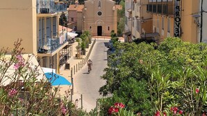 Une vue de rue avec une église, des immeubles et un cycliste.