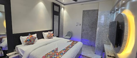 Caja de seguridad en la habitación y tabla de planchar con plancha