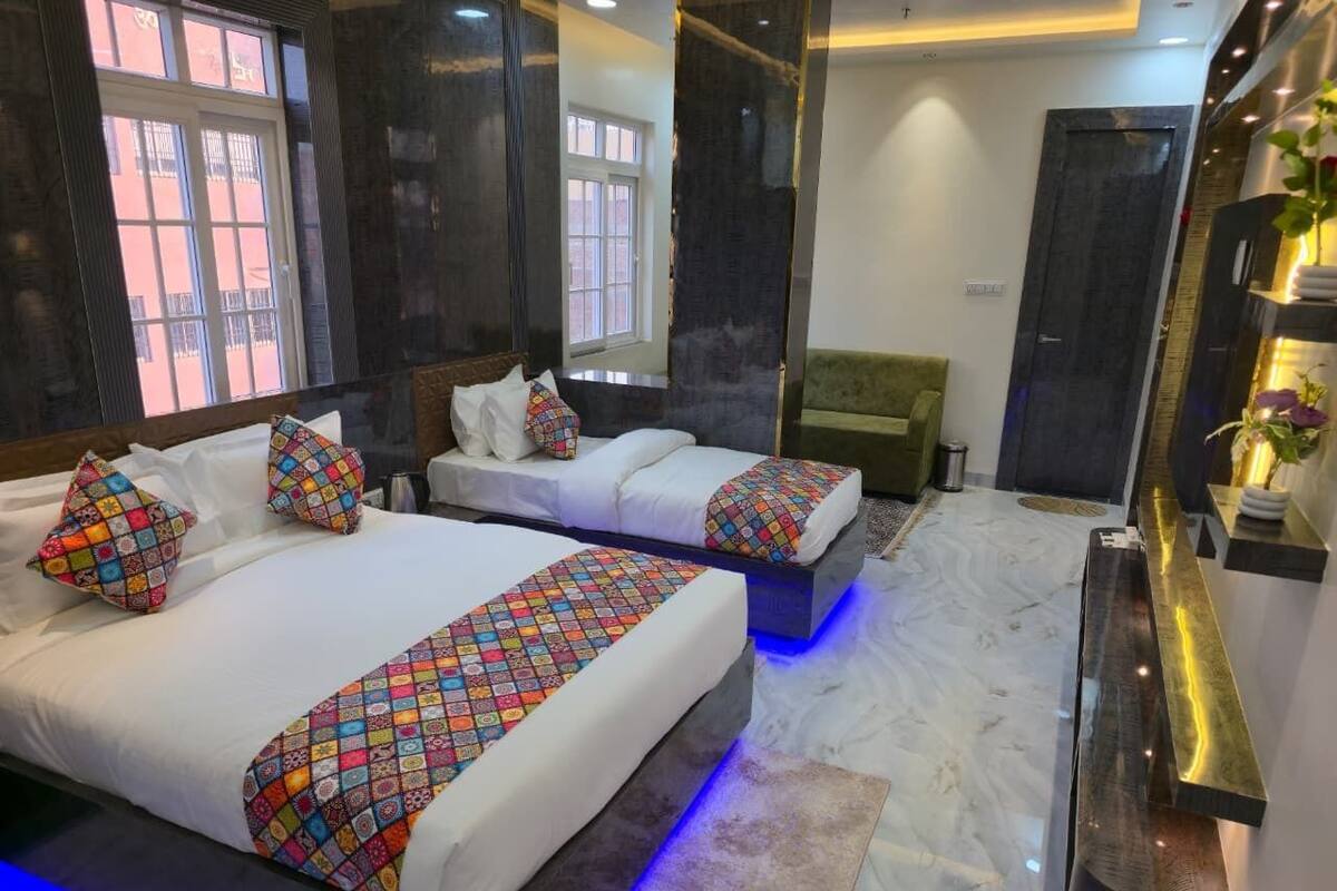Ein Hotelzimmer mit zwei Betten, einem Marmorboden und einem modernen Design.