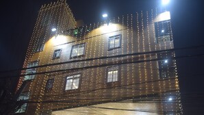 Un edificio con un letrero que dice 'Hotel Real Inn' y una entrada decorativa.