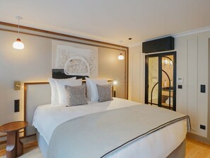 Apartment | Hypo-allergenic bedding, pillowtop beds, in-room safe