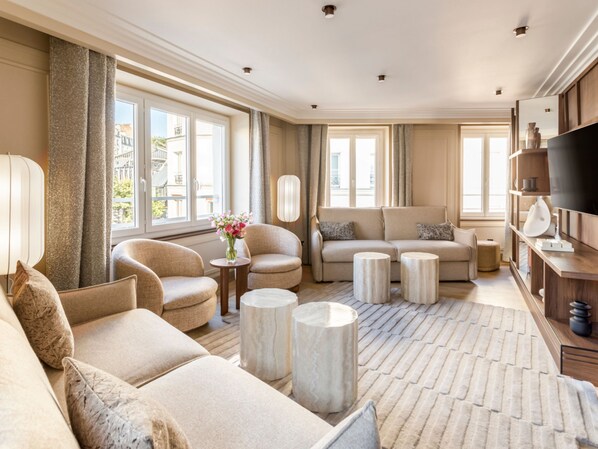Apartment | Living area | 55-inch Smart TV with cable channels, Netflix, streaming services - Signature Suite Eiffel Tower terrace (Paris)